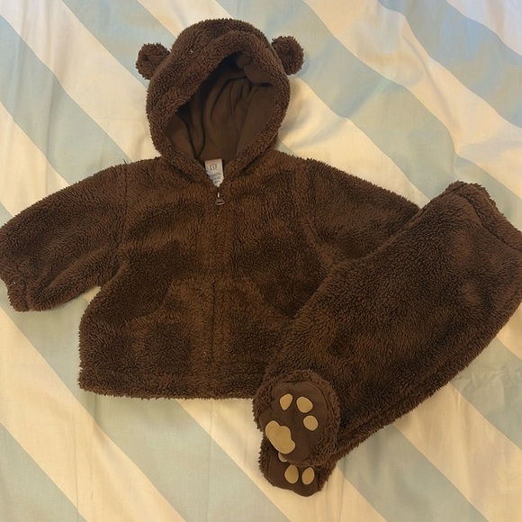 2 piece faux fur hoodie and pull on footed joggers. Nb/3-6 mo - Picture 1 of 8